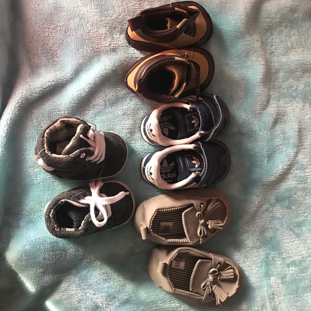 Lot of 5 infant shoes size 0-12 mos